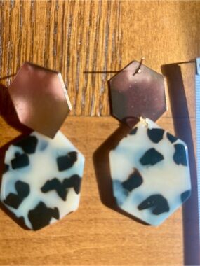 Tortoiseshell Hexagon Drop Earrings - Black & Cream